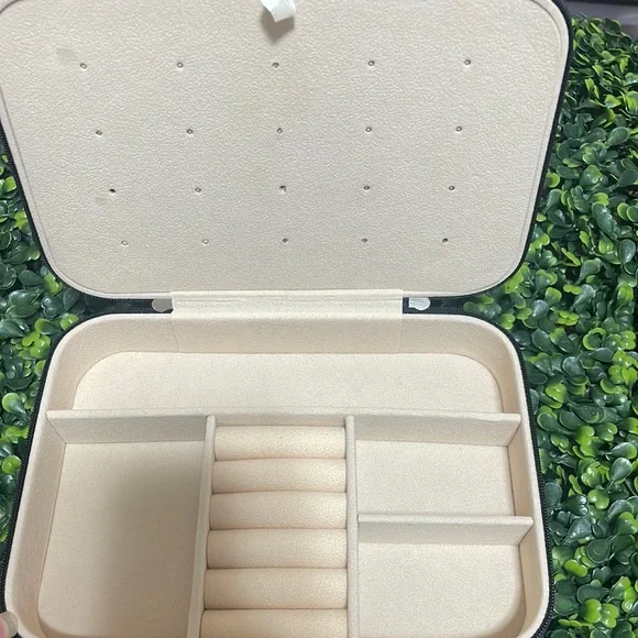 🎉❤️ NEW Grace Black Jewelry Travel Zip Closure Case Gifts - Picture 6 of 6